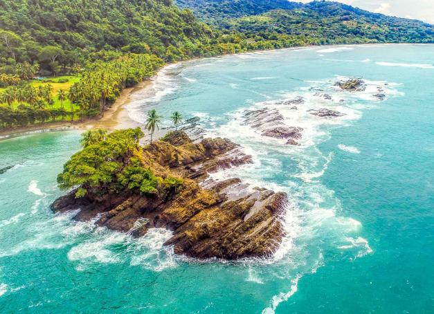 Que voir au Costa Rica ? Par où commencer ? La plupart des hot spots se situent dans la moitié nord, entre San José, la côte Caraïbe et les plages du Pacifique. Florilège des incontournables à visiter en 7 à 10 jours, pour se donner un excellent aperçu du pays à l’occasion d’un premier roadtrip.