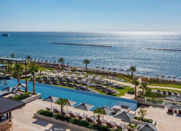 Au sud de Chypre, ce nouveau cinq étoiles au bord de l’eau conjugue design contemporain, spa magistral et gastronomie siglée. Et se hisse d’emblée parmi les adresses les plus désirables de l’île, et ce toute l’année. 