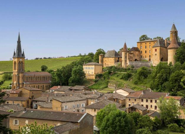 Rares sont les territoires à avoir une identité aussi associée à leur terroir. Et pourtant, le Beaujolais ne mérite pas d’être résumé uniquement à son vin ! Il faut passer plusieurs jours, entre Mâcon et Lyon, pour comprendre que la région se raconte autant par ses coteaux que par ses villages en pierres dorées, sa géologie spectaculaire, son tourisme vert, ses artisans et ses tables en pleine effervescence. Un parcours teinté d’ambiance italienne, dans une région surnommée « la petite Toscane ».