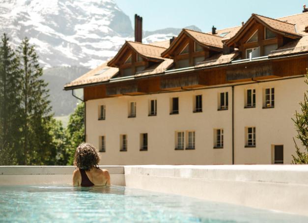 Accroché aux flancs de la Jungfrau, c'est un village sans voiture qui cultive une douceur de vivre alpine unique. Entre chalets centenaires, panoramas vertigineux et forêts d’épicéas, voici quelques-uns des plus beaux hôtels spa de Wengen, parfaits pour conjuguer bien-être, silence et grand air.