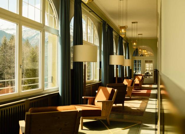 Dans le canton de Berne, Wengen a des airs de village hors du temps, sans voitures et accessible seulement par train à crémaillère depuis Lauterbrunnen. Loin du tumulte des grandes stations suisses, cette enclave nichée entre la Jungfrau, le Mönch et l’Eiger offre un décor naturel et apaisant pour un séjour en altitude. L’authenticité est le maître-mot de ces cinq hôtels au luxe discret.

