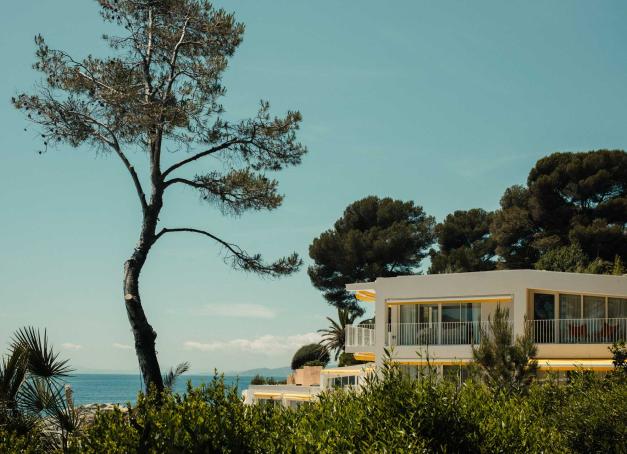 Les Roches Rouges, adresse iconique du groupe Beaumier à Saint-Raphaël, s’agrandit juste à temps pour la belle saison. 25 nouvelles clés viennent s’ajouter à ce refuge déjà prisé, tourné vers la mer et les roches rouges de l’Estérel. Yonder s’y est glissée en avant-première, alors que les murs respiraient encore la peinture fraîche. Résultat : une extension fidèle à l’esprit balnéaire originel pensée pour prolonger encore un peu plus l’ivresse méditerranéenne.