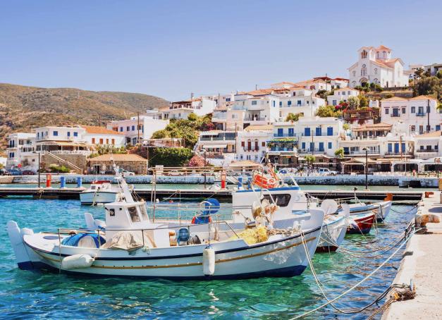 Quand Mykonos s’agite et que Naxos déborde, Andros trace un sillage à part. Authentique, sauvage, méconnue : bienvenue dans l’une des dernières perles des Cyclades encore préservées du tourisme de masse. Que faire à Andros ? Suivez le guide !