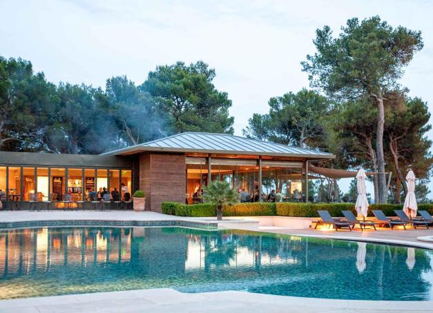 Envie de lever le pied le temps d’un week-end ? Des vignes de Champagne aux Alpilles, en passant par Monaco, voici une sélection d'hôtels spa d’exception où se ressourcer, souvent avec une grande table à la clé.