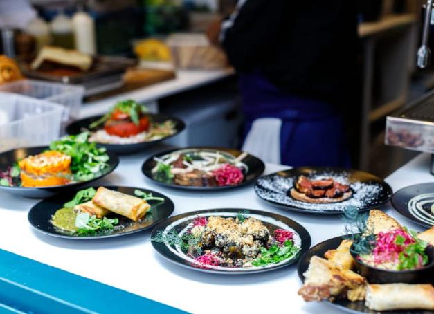Qui a dit que les légumes étaient barbants ? Entre street-food gourmande et bistronomie tentante, voici quelques restaurants végétariens à Paris où se régaler sans viande, sans poisson et sans regret. À découvrir sans tarder, que vous soyez végé d’un jour ou de toujours.