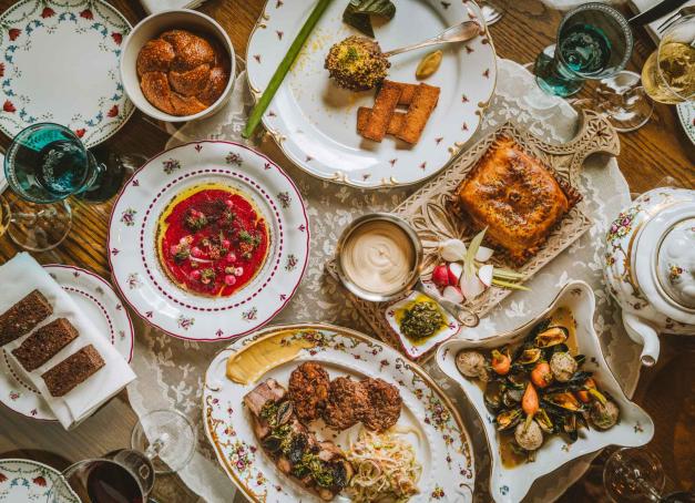 Tout juste ouvert depuis la rentrée, le restaurant du chef israélien étoilé Assaf Granit adapte les classiques de la gastronomie ashkénaze de son enfance à un répertoire contemporain de haute voltige.