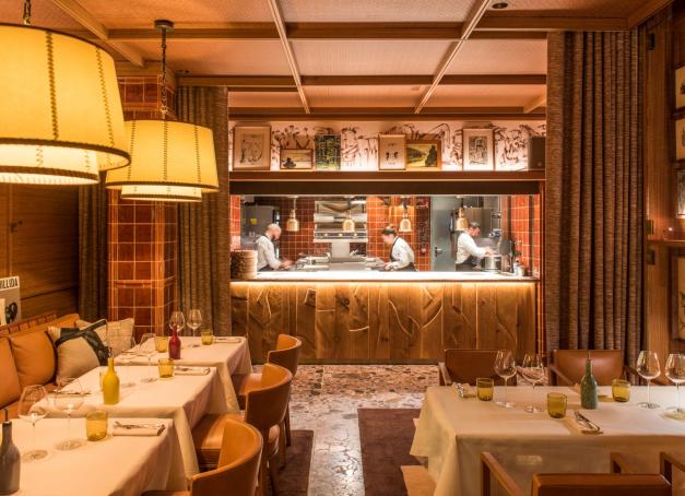Tapas transcendées, feu de bois, jungle tropicale ou bistrot de boucher revisité en mode avant-garde : la scène madrilène orchestre une révolution gastronomique aussi discrète que tenace. Voici les meilleurs restaurants de Madrid, ceux qui résument à eux seuls l’effervescence culinaire de la capitale, de la Gran Vía aux rues plus confidentielles de Chamberí.
