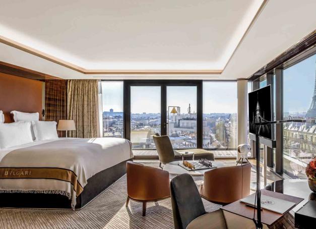 Le joaillier italien Bulgari (LVMH) ouvre son premier hôtel français à Paris, avenue George V. Visite guidée de l'adresse, ultra luxueuse, qui mêle habilement le chic italien au raffinement parisien.