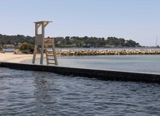 Entre la vieille ville fortifiée, les plages du Cap d’Antibes et l’ambiance animée de Juan-les-Pins, Antibes rassemble quelques-unes des plus belles adresses de la Côte. Voici notre sélection des meilleurs hôtels de charme, de luxe ou design, de 3 à 5 étoiles.
