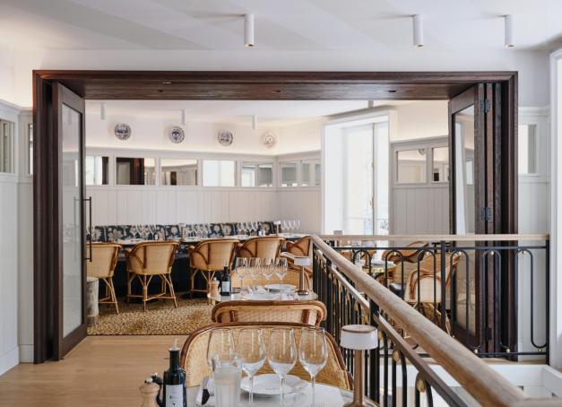 Un nouveau chapitre s’ouvre pour le célèbre Café de l’Alma. Sa silhouette, repensée par le duo d’architectes Dorothée Boissier et Patrick Gilles, s’accorde avec une carte de brasserie au style traditionnel assumé.