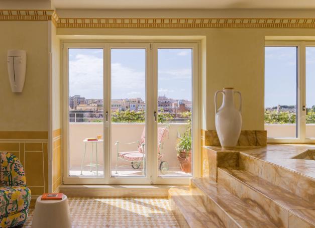 Tour d’horizon du meilleur de l’hôtellerie romaine, entre palaces historiques, boutique-hôtels dans l’air du temps et établissements de charme au luxe traditionnel. Notre sélection des 20 meilleurs hôtels de Rome.
