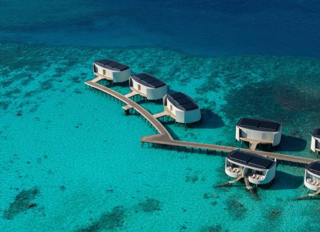 De l'effervescence d'un royaume aquatique conçu pour le mouvement à la radicalité d’un sanctuaire où le silence devient une matière première, le groupe thaïlandais Centara déploie ses nouvelles ailes dans l'atoll de Malé Nord. Récit d'une immersion entre deux rivages complémentaires.