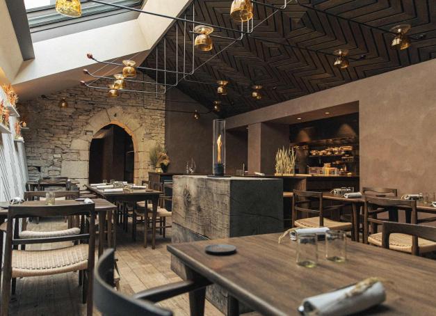De Pommard à Dijon, de l’étoilé au néobistrot engagé, les tables de Bourgogne racontent leur chef mais aussi un lieu. La gastronomie s’incarne aujourd’hui autant dans un château ressuscité que dans une ferme-auberge, un moulin patrimonial ou encore un repaire locavore.... Cinq restaurants en Bourgogne sur la route des grands crus.