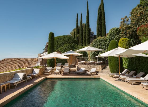 Cinq étoiles au pied du géant de Provence, maison d'hôtes de charme nichée dans les vignes ou bastide du XVIIᵉ siècle perchée sur son promontoire : le Mont Ventoux abrite quelques-unes des plus belles adresses de Provence pour poser ses valises. Entre Beaumont-du-Ventoux, Méthamis et Sault, voici notre sélection des plus beaux hôtels et chambres d'hôtes pour explorer le géant de Provence, ses dentelles de Montmirail et ses lavandes.