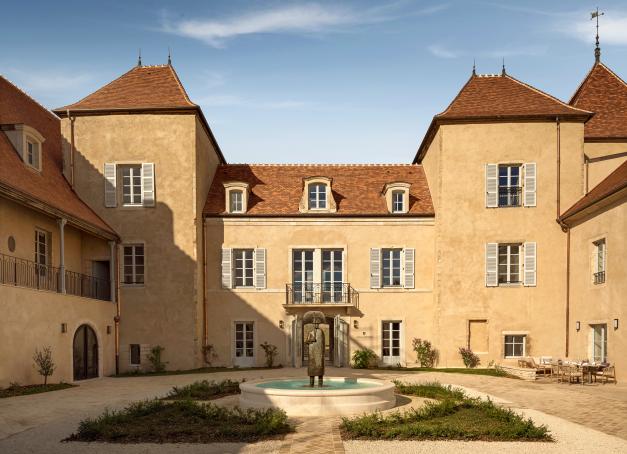 À Pommard, un château du XIIᵉ siècle ressuscité en hôtel 5 étoiles accueille ses premiers hôtes. Premier établissement de cette catégorie en Bourgogne à s'inscrire directement dans le vignoble, le Château la Commaraine tient une promesse rare : faire vivre le vin depuis sa chambre, au sens littéral du terme.