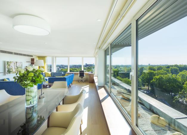 Dans l’impressionnante liste des hôtels 5 étoiles londoniens, nous avons choisi le COMO qui bénéficie d’une foule d’atouts non négligeables et d’une situation rêvée. Revue de détail.