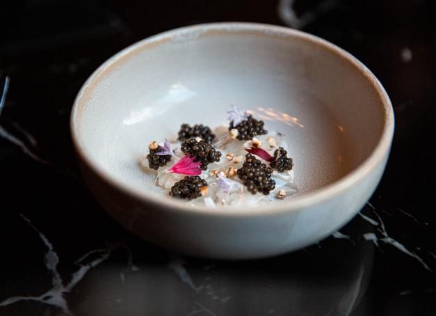 La curiosité culinaire est toujours récompensée. La preuve avec cette « villa », sorte de mirage au milieu d'un désert... La cuisine, iodée et menée par le jeune chef Camille Saint M'Leux, transporte à mille lieues des sentiers balisés de la capitale. Une étoile Michelin 2023 des plus méritées, à suivre de très près. 