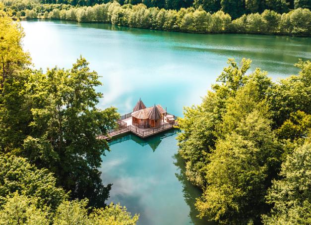 Se réveiller dans un cocon secret au cœur d’une forêt, dormir à la belle étoile dans un lit douillet, voguer sur un lac depuis une chambre 5 étoiles … Voilà tout l’esprit du glamping (pour « glamour camping »), une nouvelle façon de séjourner dans la nature sans pour autant renoncer à une touche de luxe bien méritée. Ces dernières années, le concept, porté par le boom de l'écotourisme, s’est installé partout en France ! Voici notre top 5 des glampings en France. 