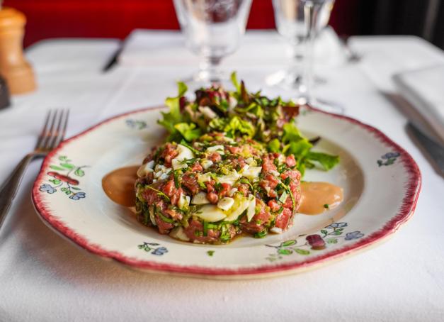 Petit, modeste mais chaleureux, le bistrot est une institution parisienne qu’on ne peut pas dissocier de la capitale. Le midi, les travailleurs y prennent leur pause autour d’un plat du jour, le soir, les habitués s’y retrouvent pour partager un verre et discuter. Entre tradition, convivialité et cuisine simple mais authentique, voici notre sélection des meilleurs bistrots de Paris. 