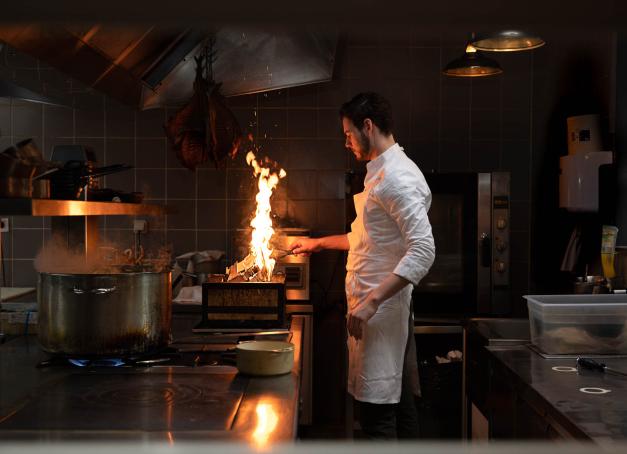 Camille Saint-M’leux, chef du restaurant étoilé La Villa9Trois à Montreuil, fait partie de cette jeune génération qui compte bien bousculer le futur de la gastronomie française. Rencontre.