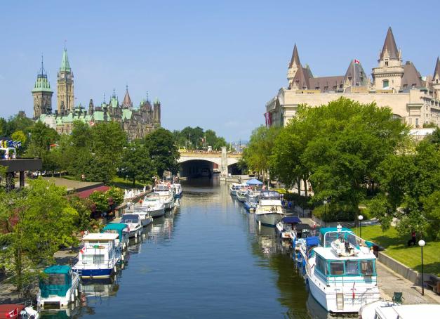 Souvent négligée au profit de l'effervescence de Montréal, visiter Ottawa ne manque pas d'attraits. Siège du gouvernement fédéral du Canada, cette capitale, située au confluent de trois rivières pittoresques est pourtant l'une des plus belles au monde. Que faire à Ottawa en 3 jours, au cœur d'un mélange unique de passé, de culture et de gastronomie.
