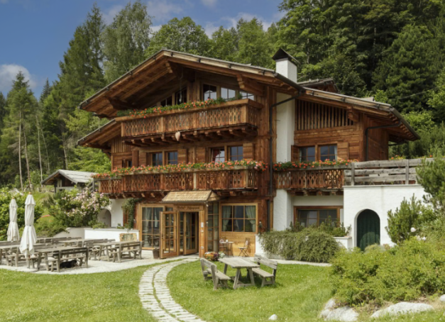 Entre architecture alpine traditionnelle, design contemporain et panoramas spectaculaires, les chalets privés des Dolomites incarnent une nouvelle façon de vivre la montagne. Plus qu’une alternative aux hôtels de luxe, ces propriétés exclusives offrent indépendance, intimité et confort absolu, été comme hiver. Une invitation à renouer avec la nature et à savourer l’altitude à son propre rythme.