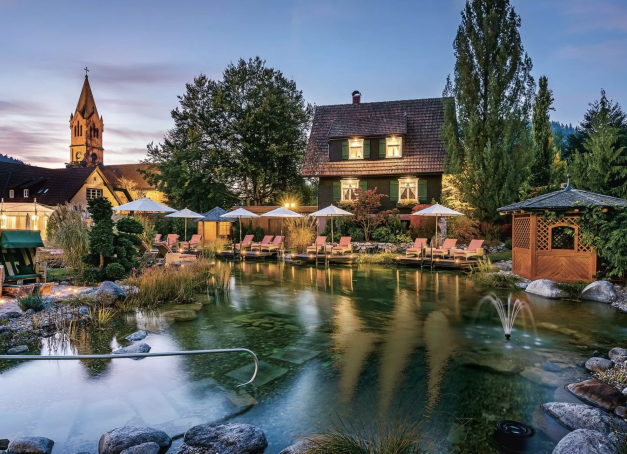 La Forêt-Noire, classée réserve de biosphère de l’Unesco, est le berceau d’une tradition séculaire de bien-être. Ici, les hôtels avec spa puisent dans les richesses naturelles de la région pour offrir des expériences ressourçantes mais aussi épicuriennes, avec une flopée de tables de premier plan. Notre top 5 des écrins où se prélasser en peignoir dans un jacuzzi.