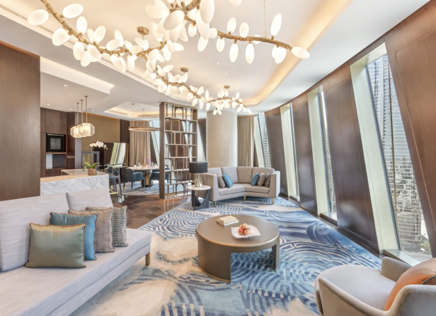 Le Mandarin Oriental Downtown, Dubaï, vient d’ouvrir ses portes au cœur de la spectaculaire Wasl Tower. L’adresse conjugue l’élégance asiatique à l’audace architecturale de Dubaï, dans un décor où design, gastronomie et bien-être s’unissent pour offrir une expérience à la fois luxueuse et durable.