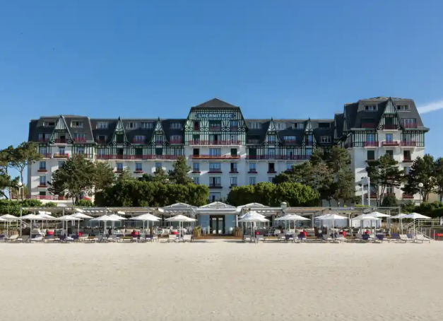 À La Baule, l’une des plus belles baies d’Europe, les entreprises disposent d’un cadre privilégié pour organiser leurs séminaires. La station balnéaire offre des conditions optimales avec hôtels haut de gamme dotés de salles dédiées et un accès direct à de nombreuses activités.