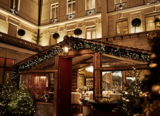 Hôtels et restaurants parisiens jouent le jeu des fêtes : décors de saison, menus dédiés… donnant parfois même l’illusion d’un déjeuner ou d’un dîner tout en haut des sommets. 