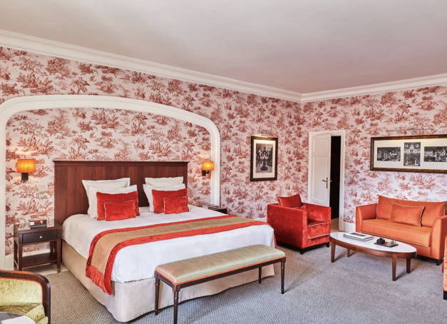 De la Provence au Mont-Blanc en passant par la Normandie, ces adresses d’exception réinventent le luxe en tribu avec les plus belles suites familiales de France.  