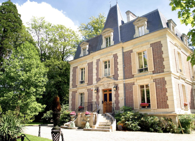 Vallons normands, villages pastel et lumière impressionniste à seulement quelques kilomètres de Paris : les environs de la cité normande cultivent un art de vivre des plus charmants ! Notre sélection des plus beaux hôtels à Giverny où poser ses valises. 