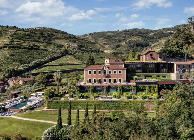 Vallée inscrite au patrimoine mondial de l’Unesco, le Douro déroule ses collines sculptées de vignes en terrasses, ses quintas centenaires et son fleuve indolent comme un ruban d’argent. Longtemps réservé aux initiés, ce territoire du nord du Portugal attire aujourd’hui les voyageurs en quête de paysages authentiques. Notre sélection des meilleurs hôtels du Douro. 