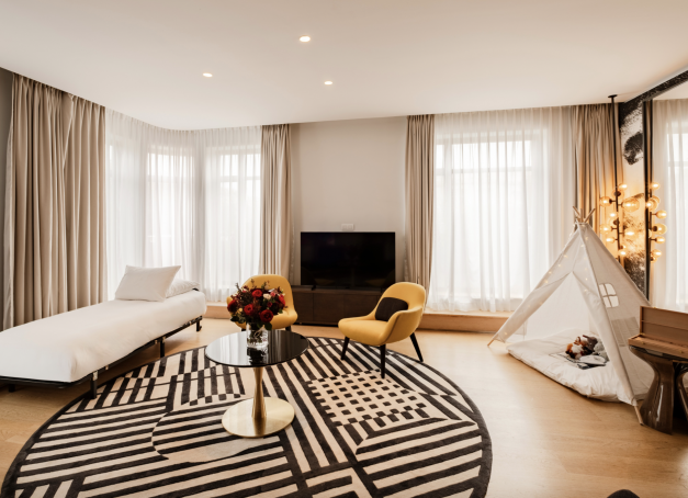 Voyager en famille à Paris sans renoncer au confort et à l’élégance ? L’équation n’a rien d’impossible, à condition de choisir des adresses qui savent conjuguer espaces bien pensés, attentions sur mesure, atmosphères chaleureuses et accueillantes… YONDER a sélectionné les plus beaux hôtels parisiens où séjourner en famille.