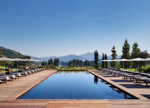 Niché le long du fleuve Douro, classé au patrimoine mondial de l'Unesco, le Six Senses Douro Valley a métamorphosé une ancienne quinta du XIXe siècle en temple du bien-être. Entre vignobles en terrasses, spa monumental de 2 500 m² et restaurants engagés et décomplexés, cet établissement dans l’air du temps a trouvé un juste milieu, associant luxe contemporain, philosophie durable et un art de vivre totalement abouti.