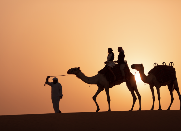 Dubaï est souvent racontée à travers ses records, ses architectures spectaculaires et son énergie inépuisable. Pourtant, derrière cette modernité flamboyante se cache une ville étonnamment propice aux émotions. Voici nos plus belles expériences pour découvrir un Dubaï romantique.