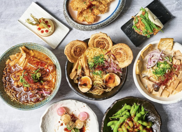 Des adresses de caractère ont émergé, chacune avec sa philosophie, son bouillon signature, son obsession propre. Du shio cristallin élevé au rang d'art délicat au tonkotsu crémeux hérité des cantines de Fukuoka, en passant par les bols de poisson bretons et les izakayas habillés de béton brut : voici les meilleurs restaurants de ramens de Paris.