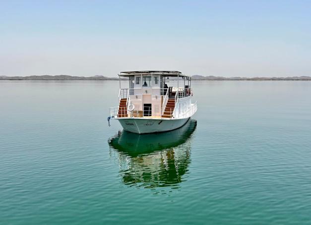 Oubliez le ballet incessant des navires de Louxor à Assouan. Le lac Nasser déploie une Égypte monumentale et déserte, une mer intérieure posée sur le sable où les temples se visitent dans la solitude absolue des premiers explorateurs. Les meilleures croisières sur le Lac Nasser, version luxe et charme.