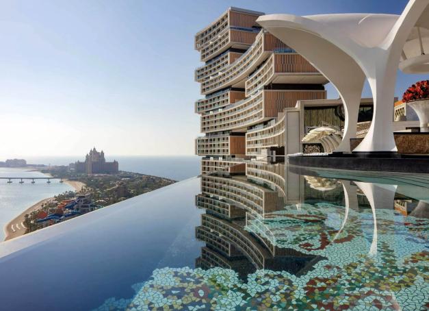 Bénéficiant d’un climat privilégié et pleine de ressources entre la plage, le shopping, le désert, la destination coche les cases pour une lune de miel à quelques heures seulement de la France.