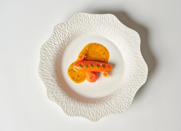 On connaissait Jérôme Banctel pour sa cuisine d’exception qui lui valut l’attribution du Graal : les 3 étoiles Michelin en 2024. Mais depuis ce printemps, le maestro livre une nouvelle partition végétale renversante. La rédaction de Yonder.fr revient tout juste d’un repas au Gabriel et vous explique.