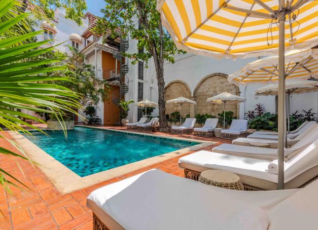 Joyau colonial des Caraïbes, considérée parfois comme la ville la plus envoûtante d’Amérique du Sud, Carthagène des Indes dévoile une hôtellerie aux multiples visages. Entre 5 étoiles historique au cœur des remparts, boutique hôtels design, établissements flambants neufs avec une vue mer imprenable, elle offre une vaste palette de villégiatures enthousiasmantes. De retour de Colombie où nous avons a testé plus de 8 hôtels dans la ville, voici nos impressions.