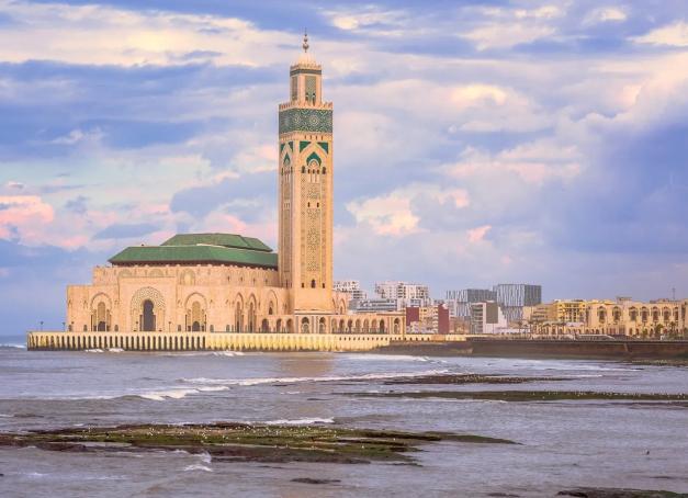 Cœur économique du Maroc, Casablanca s’embellit actuellement en vue de la Coupe du Monde 2030, tout en préservant son patrimoine historique. Située à un peu plus d’une heure de Rabat, la ville blanche se prête tant comme une étape de choix lors d’un long séjour que comme une destination à part entière, facilement accessible et dépaysante. Que faire à Casablanca ? Suivez le guide.