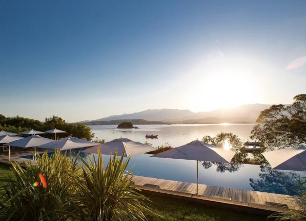 Une terrasse face à la mer, un déjeuner qui s’éternise, une baignade dans la Restonica ou une nuit dans une maison de pierre : la Corse sait très bien recevoir les amoureux. De Bonifacio à la Balagne, voici cinq hôtels où poser ses valises à deux le temps d’un week-end romantique. 
