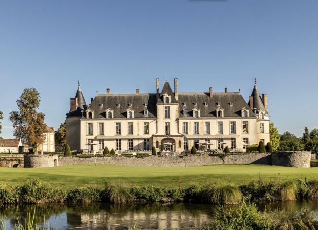 À 75 kilomètres de Paris, le Château d’Augerville déroule ses tourelles au milieu d’un domaine de 100 hectares où l’Essonne serpente entre bois, prairies et fairways. Ancienne demeure historique, hôtel 5 étoiles, golf, spa et table gourmande : l’adresse joue la carte d’un art de vivre à la française, sans chercher à transformer le château en décor de carton-pâte. 