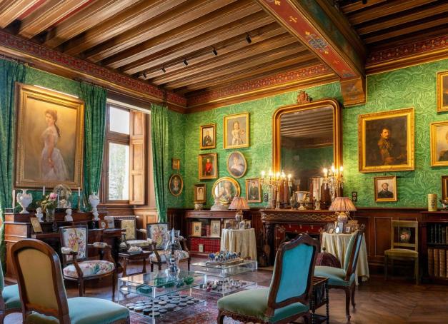 Au sud du Cher, entre Berry et Bourbonnais, le château d'Ainay-le-Vieil fait fi de toute convention muséale. S’il a traversé les siècles et accueilli quelques propriétaires illustres, il est surtout resté dans la même famille depuis 1467 et demeure encore aujourd’hui une maison habitée. À l’écart des itinéraires les plus fréquentés de la Vallée de la Loire, cette pépite berrichonne mérite bien davantage qu’un simple détour.