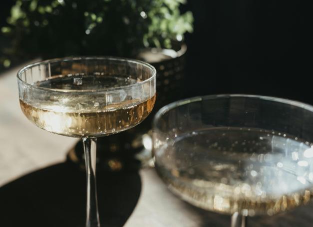 La dégustation de champagne ne se cantonne pas à la période des fêtes. La preuve avec ces cuvées de vignerons parfaites pour escorter un dîner en amoureux comme pour ponctuer, tout au long de la saison, vos repas et célébrations.