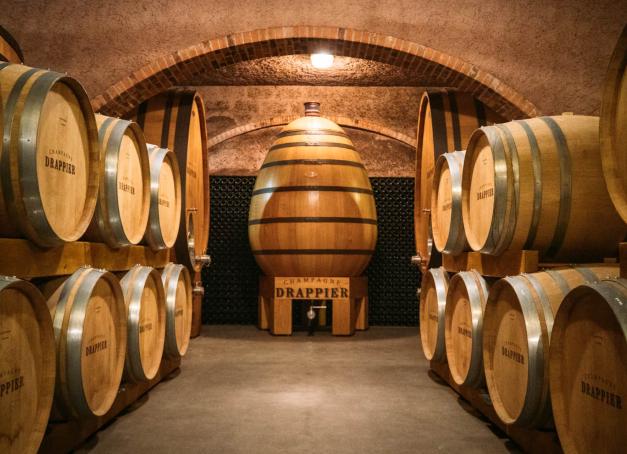 Des maisons les plus prestigieuses aux producteurs confidentiels, direction la Champagne et ses caves pour une expérience de route des vins enthousiasmante unique au monde !

