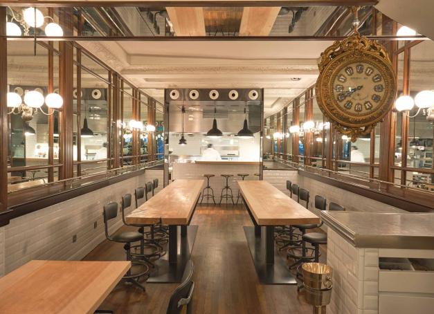 Dans le premier arrondissement de Paris, le restaurant Charbon Kunitoraya, orchestré par le chef Nomoto, offre une expérience authentique de brochettes yakitori cuites au charbon de bois. 