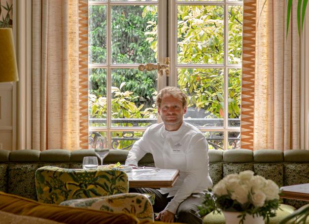Venu de chez Lucas Carton, Julien Dumas est désormais le patron des cuisines du luxueux hôtel Saint James Paris (Paris 16e), et plus particulièrement de son restaurant gastronomique Bellefeuille. Il a répondu à nos questions.