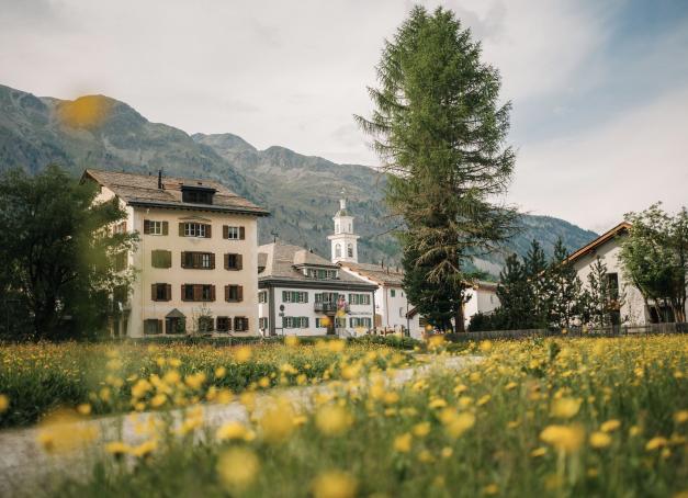 À 1 800 mètres d'altitude, entre les lacs de Sils et de Silvaplana, Iwan et Manuela Wirth ont réveillé l'auberge de leur premier rendez-vous galant en un lieu aussi reposant qu'inspirant qui allège le luxe alpin de tout snobisme. Comme dirait Iwan : « It's all about love ». 